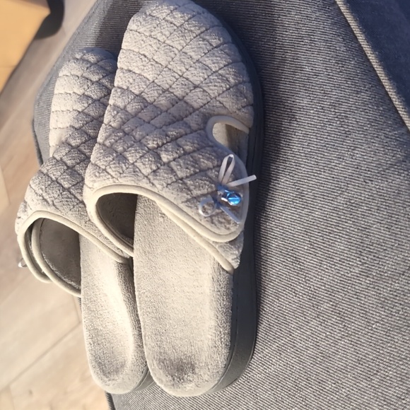 Vionic Slippers - Picture 2 of 6